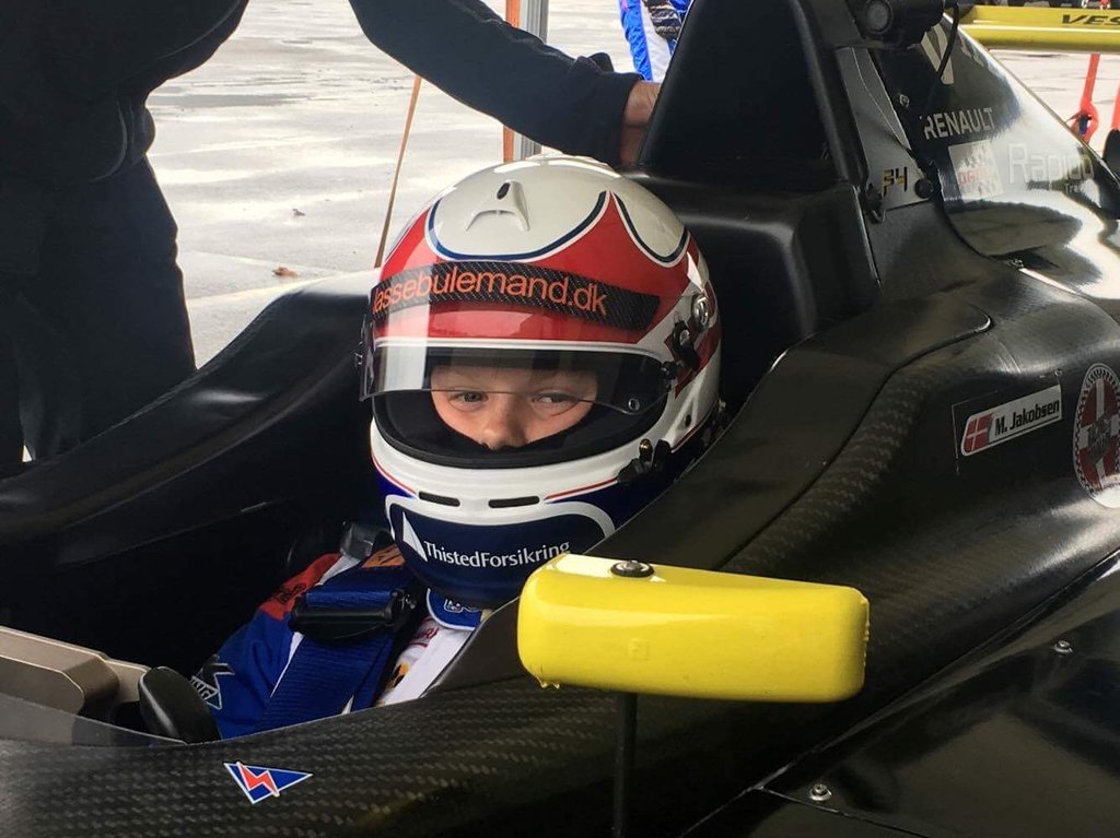 En koncenteret Malthe i Formel 4 bilen